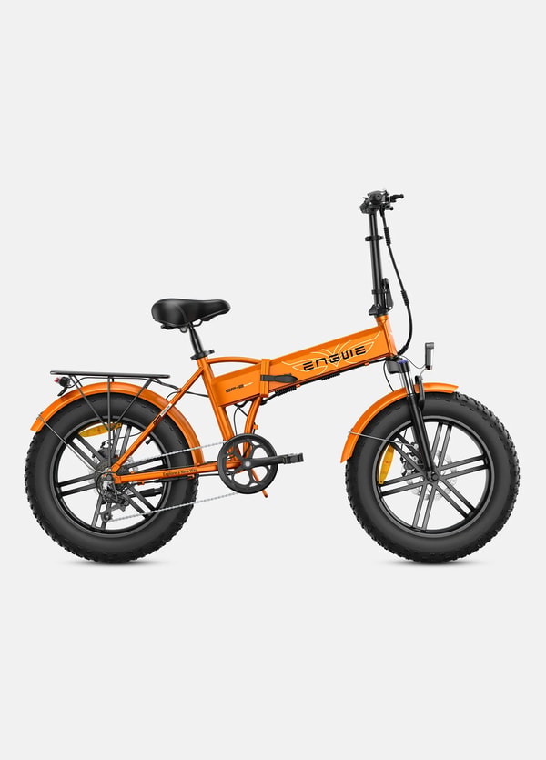 Oranje Engwe EP-2 Pro elektrische fatbike getoond in zijaanzicht met opvouwbaar frame, bagagedrager, volledige spatborden, voorvering en brede banden
