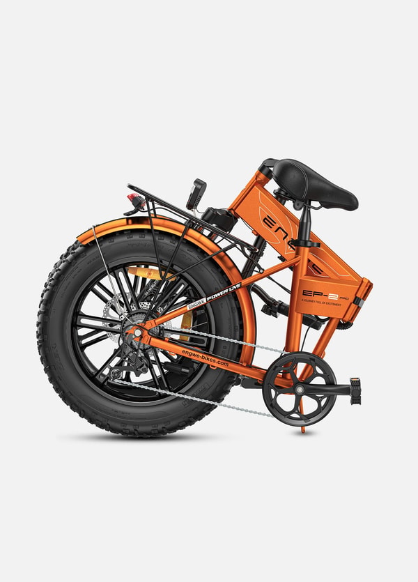 Oranje Engwe EP-2 Pro opvouwbare elektrische fatbike opgevouwen getoond vanuit een driekwart achteraanzicht met het opgevouwen frame, bagagedrager, achterwiel, gewatteerd zadel en crankstel