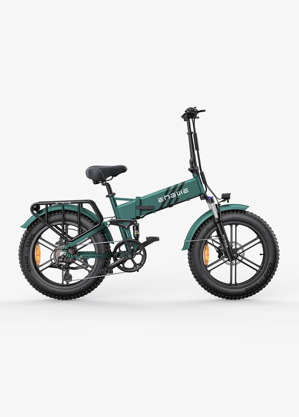 Groene Engwe Engine Pro 2.0 opvouwbare elektrische fatbike getoond in zijaanzicht met bagagedrager, volledige spatborden, voorvering en brede banden