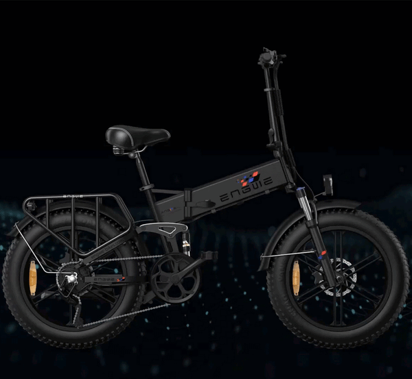 ENGWE Engine X opvouwbare elektrische fatbike getoond in een donkere nachtelijke scène met zichtbaar frame, fatbike banden en verlichting