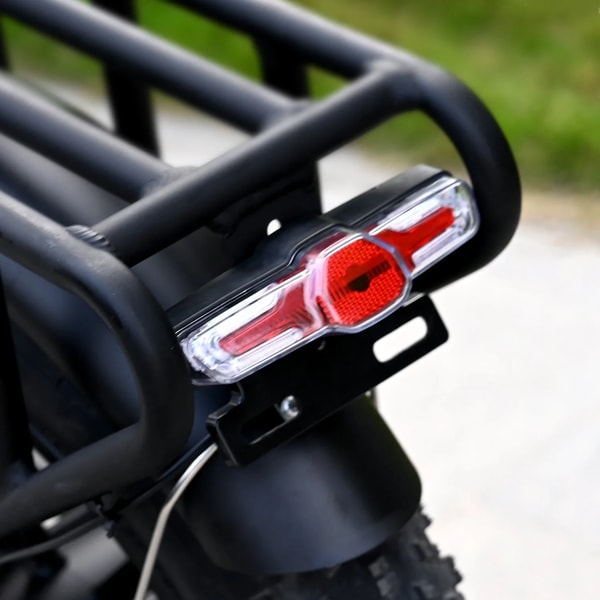 Close-up van het achterste led-achterlicht van de ENGWE Engine X gemonteerd op de achterste bagagedrager