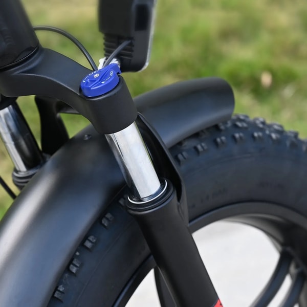 Close-up van de vergrendeling van de voorvork en het voorspatbord van de ENGWE Engine X naast de fatbike band