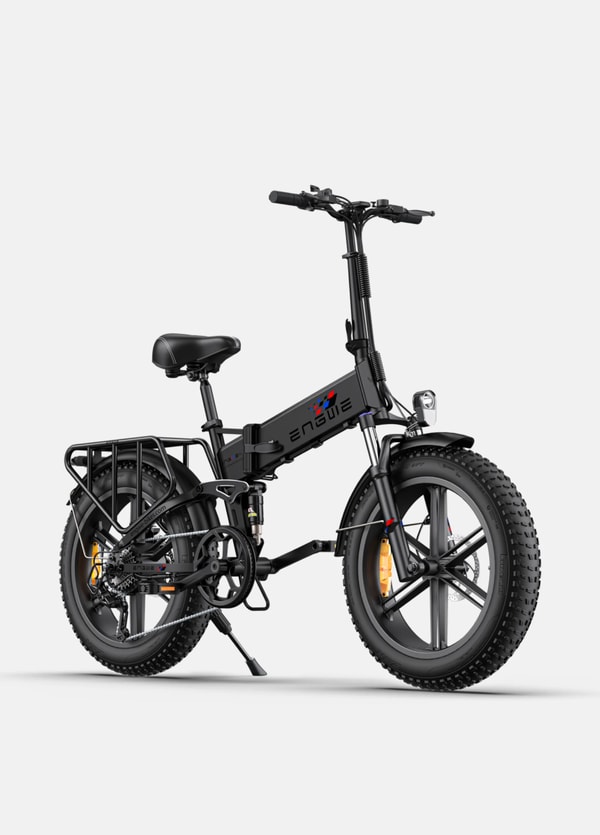 Zwarte ENGWE Engine X opvouwbare elektrische fatbike getoond vanuit een driekwart vooraanzicht met achterste bagagedrager, voorvering, koplamp en fatbike banden