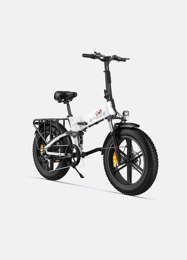 Witte ENGWE Engine X opvouwbare elektrische fatbike getoond vanuit een driekwart vooraanzicht met achterste bagagedrager, voorvering, koplamp en fatbike banden