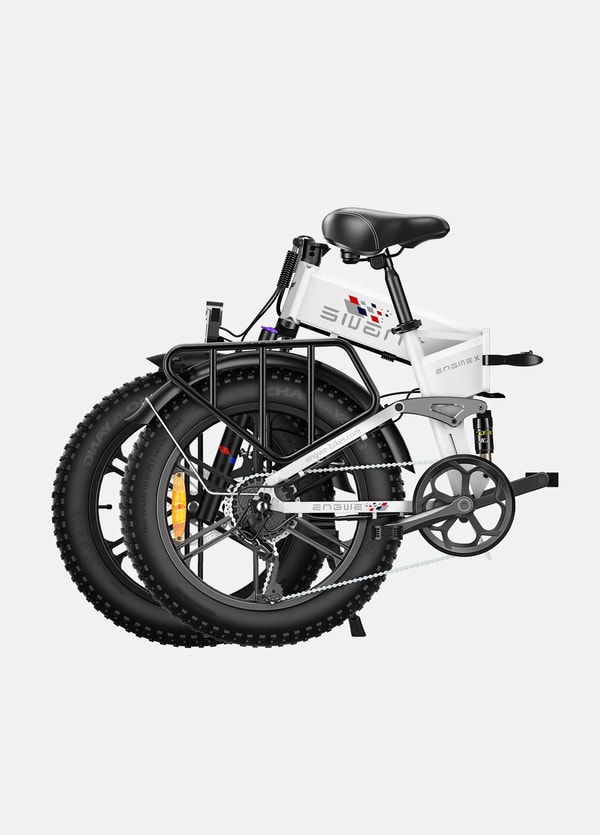 Close-up zijaanzicht van de witte ENGWE Engine X opvouwbare elektrische fatbike die het scharnier van het opvouwbare frame, de bagagedrager, de kettingaandrijving en de achtervering toont