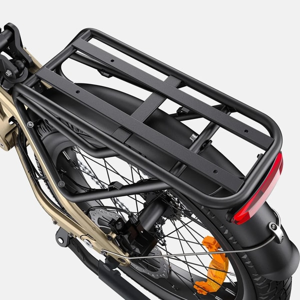 Close-up van de Engwe L20 3.0 Pro achterste bagagedrager, achterlicht, achterspatbord en wiel