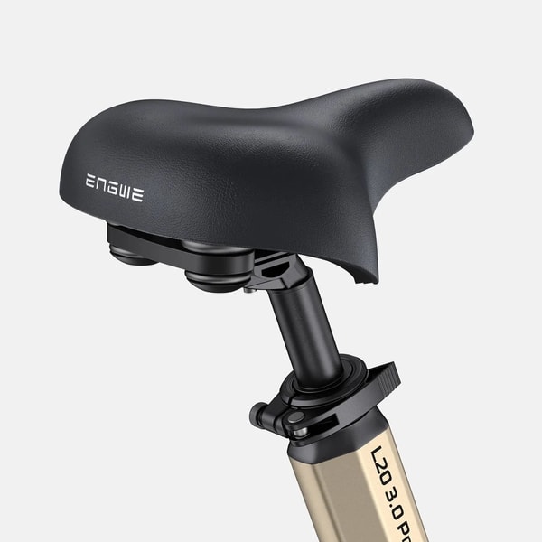 Close-up van de Engwe L20 3.0 Pro gewatteerde comfortzadel en verstelbare zadelpen