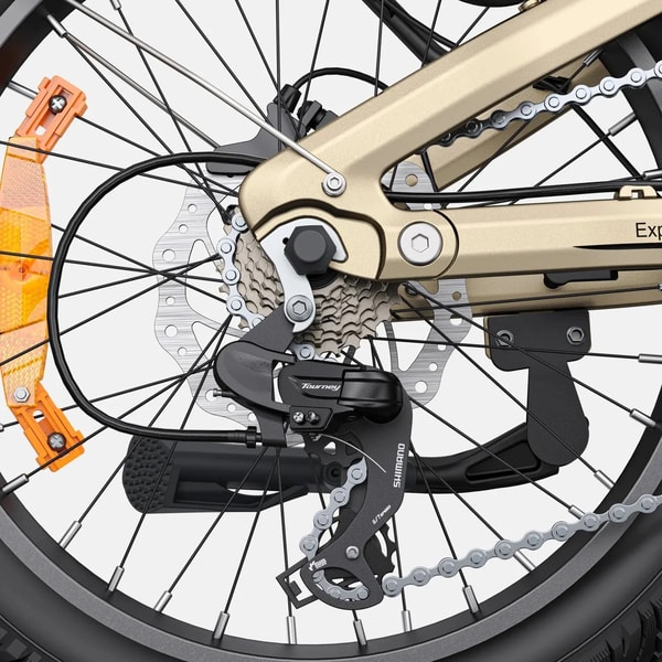 Close-up van de Engwe L20 3.0 Pro achterste Shimano Tourney derailleur, cassette, ketting en schijfrotor