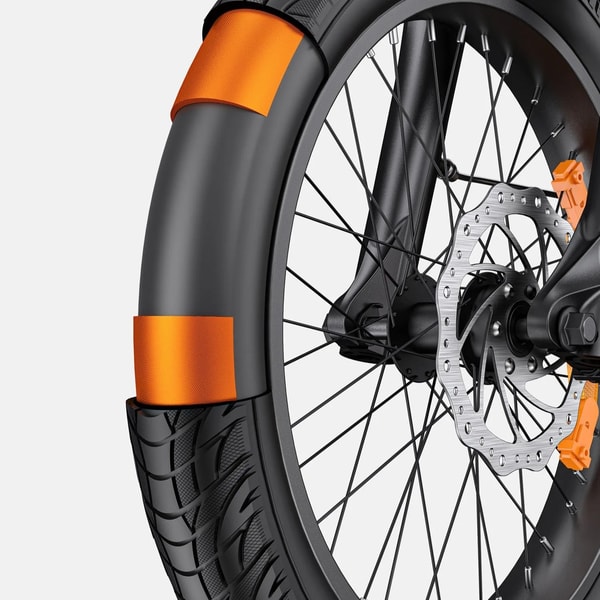 Close-up van de Engwe L20 3.0 Pro voorste fatbike band, spatbord, schijfremremschijf en oranje reflectoren