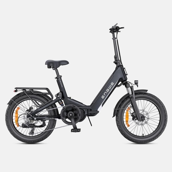 Zwarte Engwe L20 3.0 Pro instap elektrische fiets getoond in zijaanzicht met bagagedrager, volledige spatborden en fatbike banden