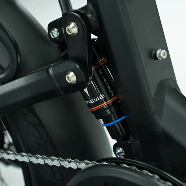 Close-up van de Engwe L20 3.0 Pro achtervering schokdemper, ketting en opvouwbaar frameverbinding