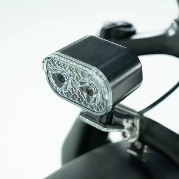 Close-up van de Engwe L20 3.0 Pro voorste koplamp gemonteerd boven het voorspatbord