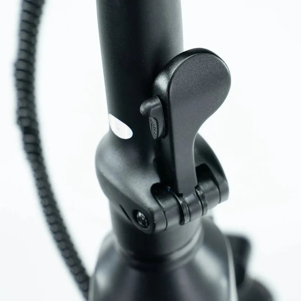 Close-up van de Engwe L20 3.0 Pro opvouwbaar frame scharnier en vergrendelingshendel
