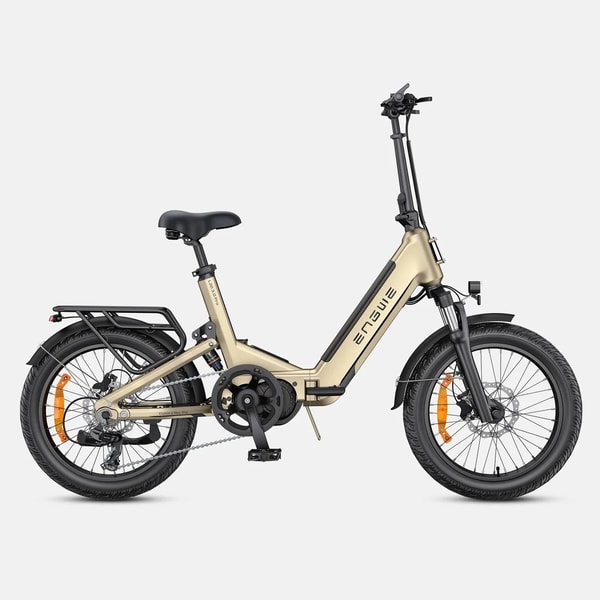 Gouden Engwe L20 3.0 Pro instap elektrische fiets getoond in zijaanzicht met bagagedrager, volledige spatborden en fatbike banden