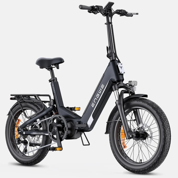 Zwarte Engwe L20 3.0 Pro elektrische fiets getoond vanuit een driekwart vooraanzicht met voorvering, koplamp en bagagedrager
