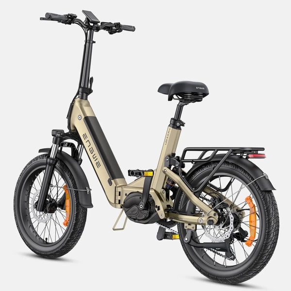 Gouden Engwe L20 3.0 Pro elektrische fiets getoond vanuit een driekwart achteraanzicht met bagagedrager, achterlicht en fatbike banden