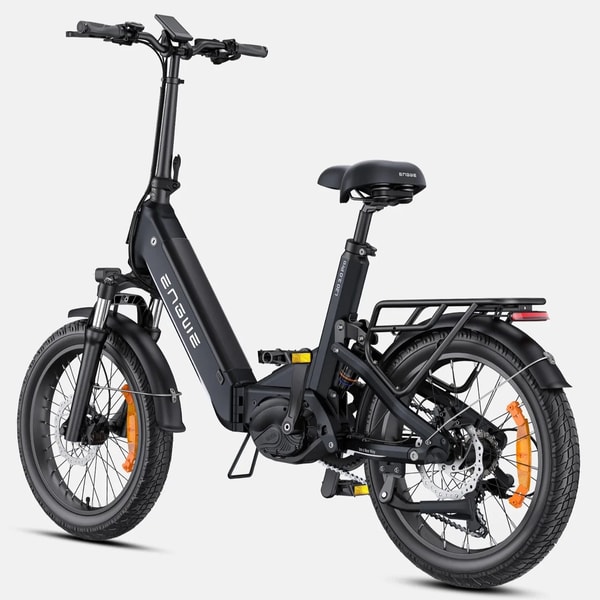 Zwarte Engwe L20 3.0 Pro elektrische fiets getoond vanuit een driekwart achteraanzicht met bagagedrager, achterlicht en fatbike banden
