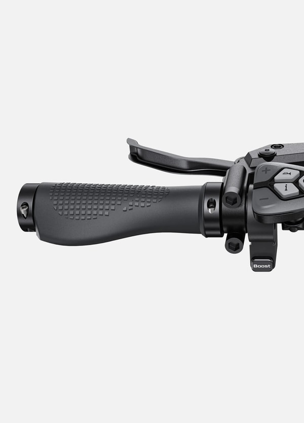 Close-up van het Engwe L20 3.0 Boost stuurbedieningspaneel die de remhendel, knoppen en speciale Boost-schakelaar toont
