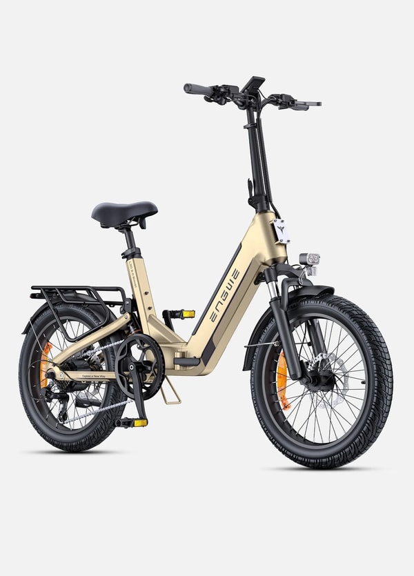 Gouden Engwe L20 3.0 Boost elektrische instapfiets getoond vanuit een driekwart vooraanzicht met koplamp, veringsvork en bagagedrager