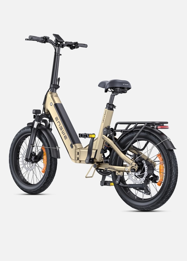Gouden Engwe L20 3.0 Boost elektrische instapfiets getoond vanuit een driekwart achteraanzicht met bagagedrager, schijfremmen en volledige spatborden