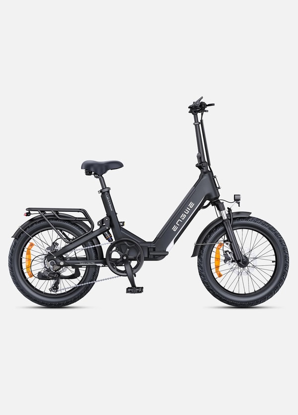 Zwarte Engwe L20 3.0 Boost elektrische instapfiets getoond in zijaanzicht met bagagedrager, volledige spatborden, voorvering en brede banden