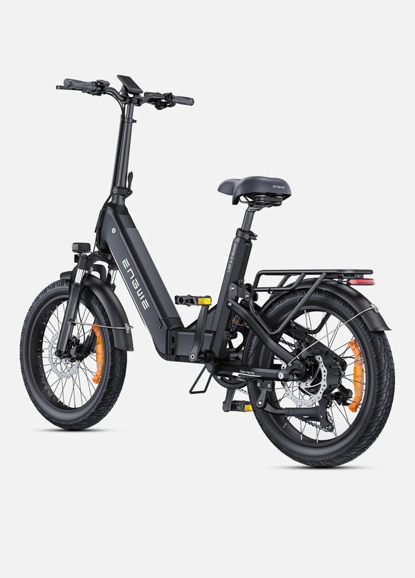 Zwarte Engwe L20 3.0 Boost elektrische instapfiets getoond vanuit een driekwart achteraanzicht met bagagedrager, rood achterlicht, schijfremmen en volledige spatborden