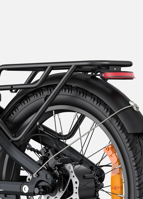 Zwarte Engwe L20 3.0 Boost bagagedrager close-up die de bagagerekken, het rode achterlicht, het achterspatbord en het achterwiel toont