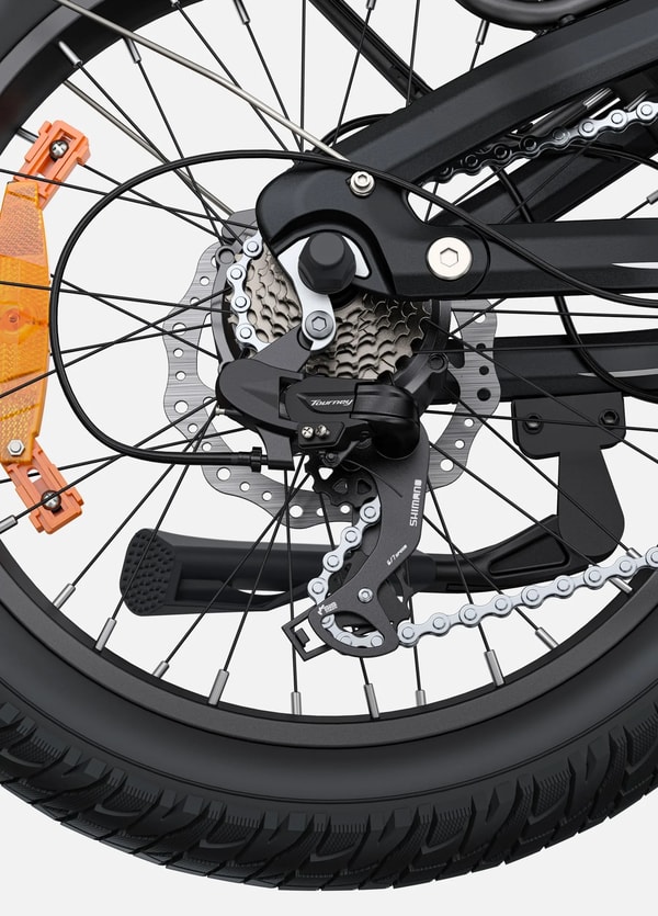 Close-up van het Engwe L20 3.0 Boost achterwiel die de Shimano Tourney derailleur, cassette, ketting en schijfremrotor toont