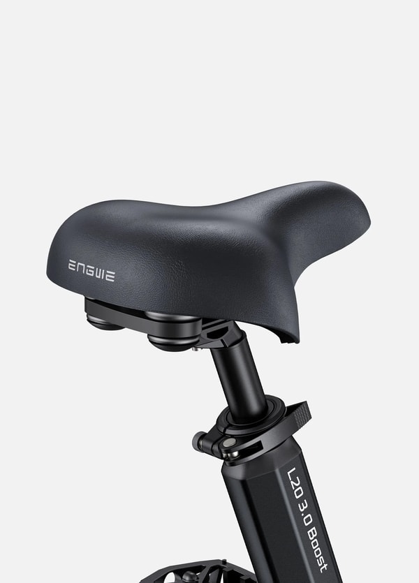 Close-up van het Engwe L20 3.0 Boost comfortzadel en verstelbare zadelpen met het label L20 3.0 Boost