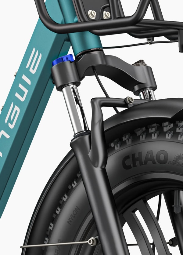 Close-up van de Engwe L20 Boost voorste veringsvork, voorspatbord en fatbike band