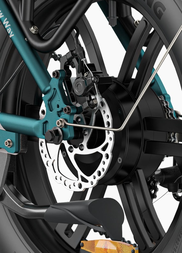 Close-up van het Engwe L20 Boost achterwiel die de schijfremrotor, motor-naaf en framehardware toont