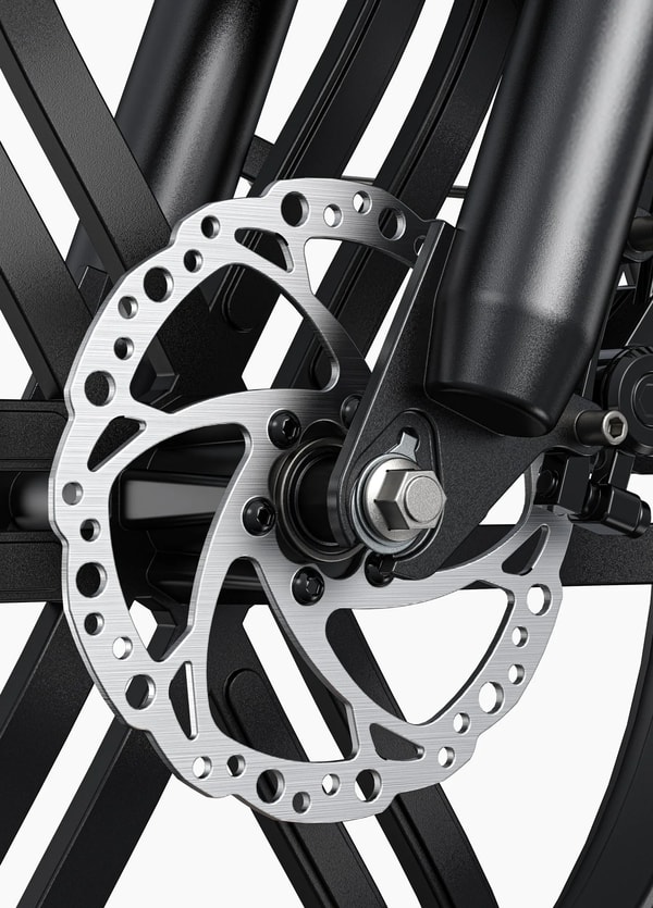 Close-up van de Engwe L20 Boost achterste schijfremrotor, naafas en aluminium velgspaken
