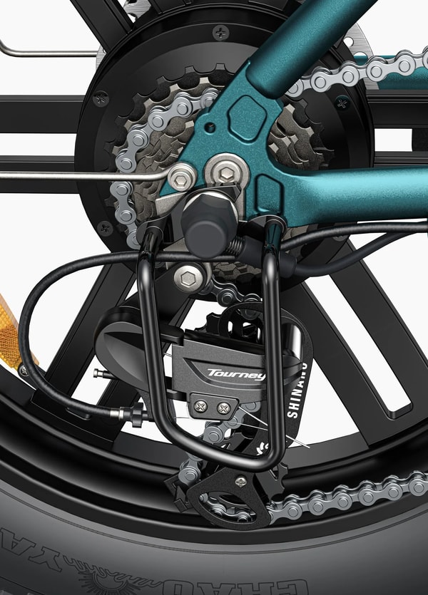 Close-up van de Engwe L20 Boost achterste aandrijflijn die de Shimano Tourney derailleur, ketting en cassette toont