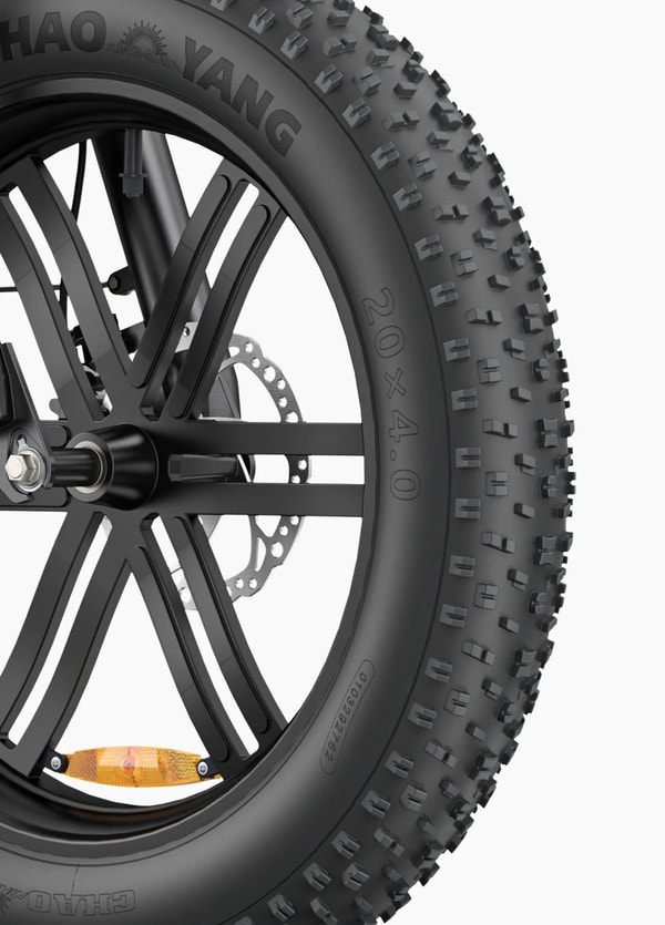 Close-up van de Engwe L20 Boost 20 bij 4 inch Chaoyang fatbike band en aluminium velg met schijfrem