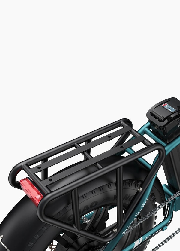 Close-up van de Engwe L20 Boost achterste bagagedrager, achterlicht, fatbike band en accu-behuizing