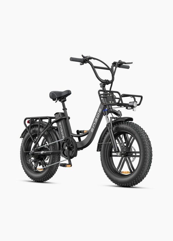 Zwarte Engwe L20 Boost elektrische instap-fatbike getoond vanuit een driekwart vooraanzicht met voorste bagagedrager, koplamp en fatbike banden