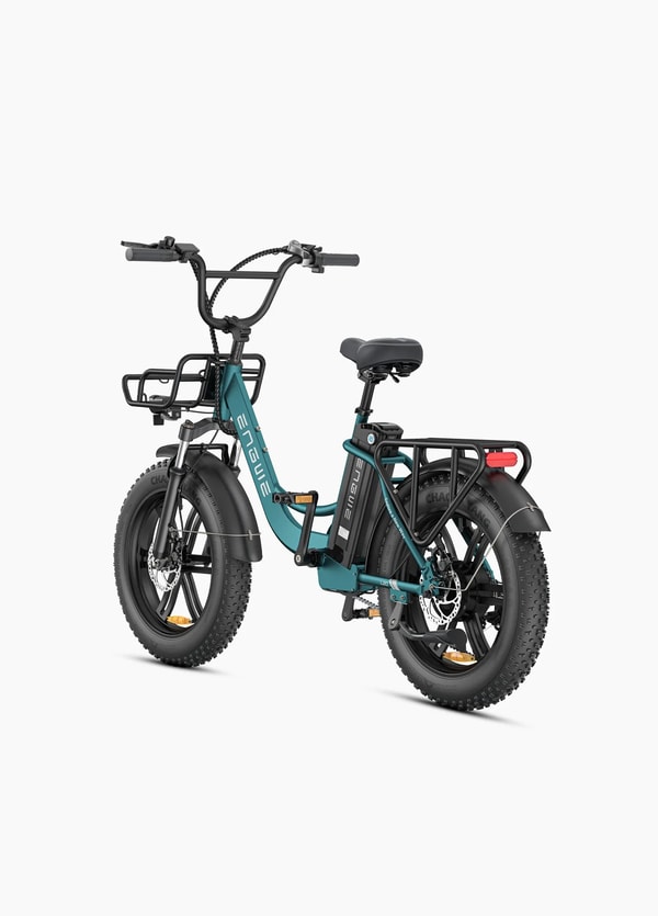 Groene Engwe L20 Boost elektrische instap-fatbike getoond vanuit een driekwart achteraanzicht met bagagedrager, rood achterlicht, voorste bagagedrager en brede fatbike banden