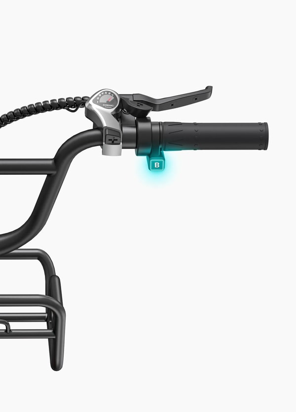 Close-up van het Engwe L20 Boost stuur die de Shimano 7-versnellingschakelaar, remhendel en getextureerde grip toont