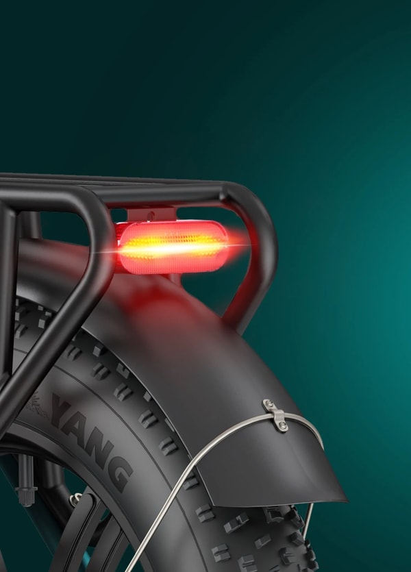 Close-up van de Engwe L20 Boost bagagedrager die het verlichte rode achterlicht boven het achterspatbord toont