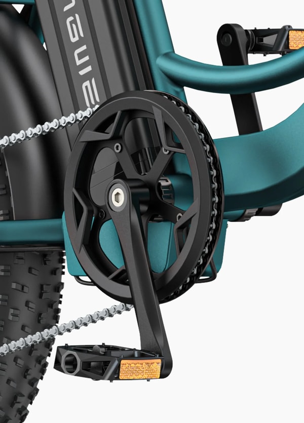 Close-up van de Engwe L20 Boost crankset, ketting en pedaal naast de verwijderbare accu en het instapframe