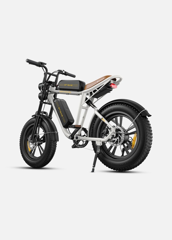 Witte Engwe M20 elektrische fatbike met dubbele accu getoond vanuit een driekwart achteraanzicht met twee accu's, lang zadel, bagagedrager en fatbike banden