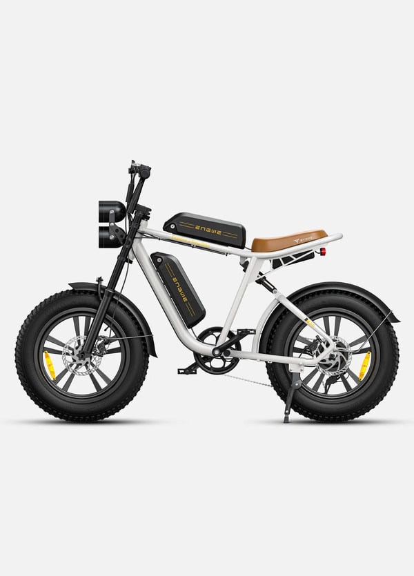 Witte Engwe M20 elektrische fatbike met dubbele accu getoond in zijaanzicht met twee verwijderbare accu's, lang zadel, achtervering en 20 inch fatbike banden