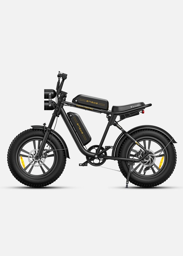 Zwarte Engwe M20 elektrische fatbike met dubbele accu getoond in zijaanzicht met twee accu's, lang zadel, achtervering en brede banden