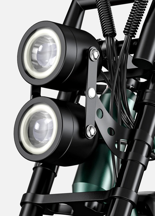 Groene Engwe M20 elektrische fatbike met dubbele accu close-up van de dubbele koplamp die de twee ronde voorlichten, bevestigingsbeugel, voorvork en kabelgeleiding toont