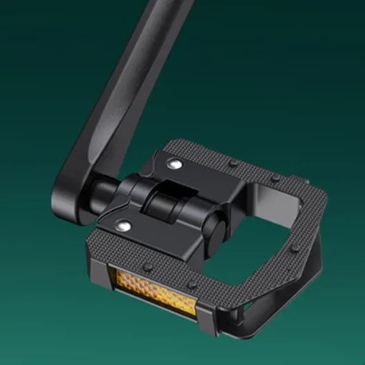 Engwe M20 opvouwbare pedaal close-up die het getextureerde zwarte pedaal en de oranje reflector toont