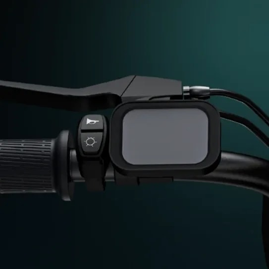 Engwe M20 stuur close-up die het lcd-display en de bedieningselementen voor de claxon en koplamp toont