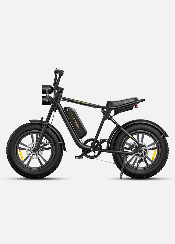 Zwarte Engwe M20 elektrische fatbike met enkele accu getoond in zijaanzicht met geïntegreerde accu, lang zadel, achtervering en fatbike banden