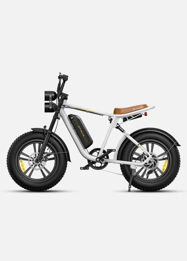 Witte Engwe M20 elektrische fatbike met enkele accu getoond in zijaanzicht met geïntegreerde accu, lang zadel, achtervering en fatbike banden