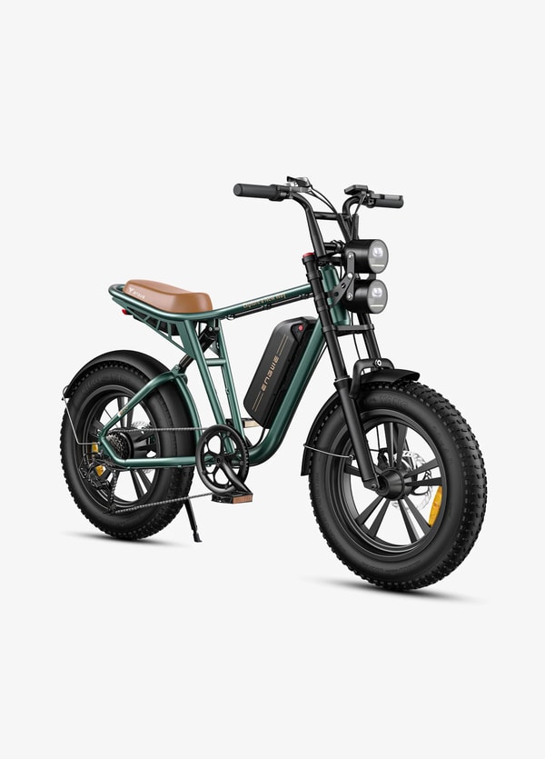 Groene Engwe M20 elektrische fatbike met enkele accu getoond vanuit een driekwart vooraanzicht met dubbele koplampen, voorvering en brede banden
