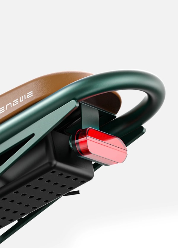 Engwe M20 achterdetail close-up die het bruine zadel, groene achterframe, bagagedragerstructuur en rode achterlicht toont